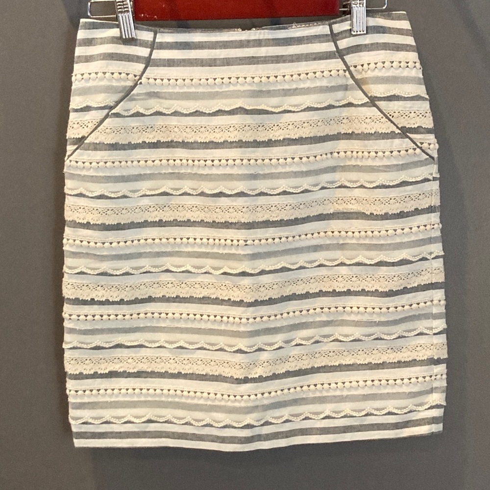 Anthropologie size 2 cotton blend skirt w/beautiful details excellent condition